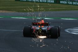 Daniel Ricciardo, Red Bull Racing RB13, desprende chispas