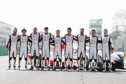 La nouvelle Toyota Gazoo Racing Toyota TS050 Hybrid et les pilotes : Anthony Davidson, Nicolas Lapierre, Kazuki Nakajima, Mike Conway, Kamui Kobayashi, Yuji Kunimoto, Jose Maria Lopez, Sébastien Buemi, Stéphane Sarrazin