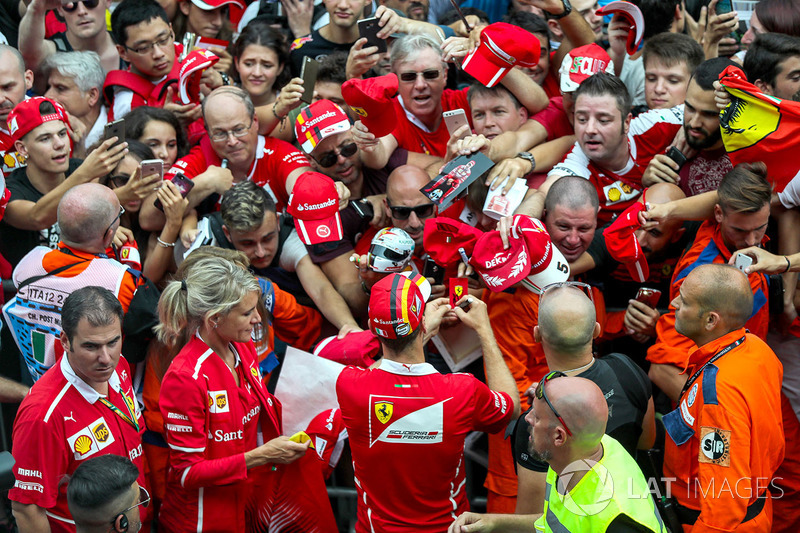 Sebastian Vettel, Ferrari signs autographs for the fans