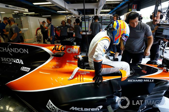 Fernando Alonso, McLaren MCL32, se mete en su coche