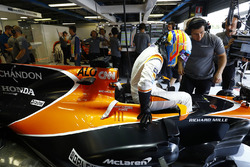 Fernando Alonso, McLaren MCL32, gets in his car
