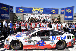 Race winner Kevin Harvick, Stewart-Haas Racing Ford