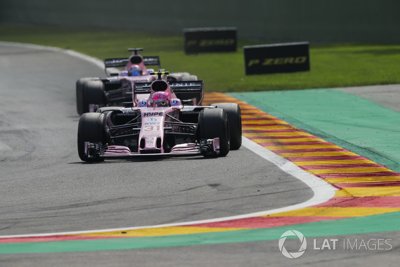 Contudo, uma polêmica entre os pilotos da Force India provocou uma mudança na corrida. Pérez e Ocon se tocaram chegando à Eau Rouge e causou a entrada do safety car por detritos na pista.