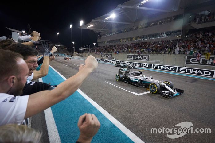 Ganador de la carrera, Mercedes AMG F1 W07 Hybrid cruza la línea de meta al final de la carrera con el segundo lugar y campeón mundial Nico Rosberg, de Mercedes AMG F1 W07 híbrido