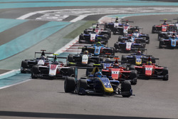 Джейк Х'юз, DAMS, попереду Нірея Фукузумі, ART Grand Prix і Джека Ейткена, Arden International