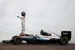 Nico Rosberg, híbrido de Mercedes AMG F1 W07 celebra su segunda posición y Campeonato del mundo al final de la carrera