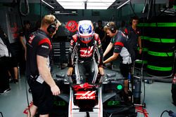 Romain Grosjean, Haas F1 Team, si cala nell'abitacolo