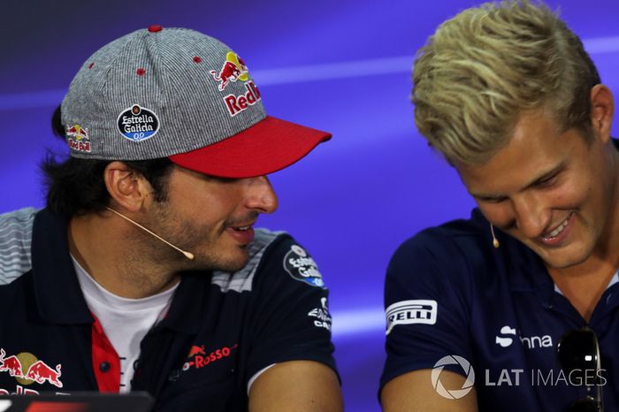 Carlos Sainz Jr, Scuderia Toro Rosso y Marcus Ericsson, Sauber en la Conferencia de prensa.