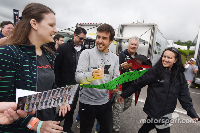 Fernando Alonso bersama dengan fans