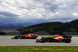 Кими Райкконен, Ferrari SF70H, и Макс Ферстаппен, Red Bull Racing RB13