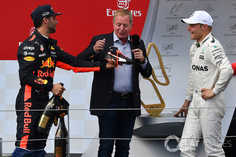 Подіум: переможець гонки гонки Валттері Боттас, Mercedes AMG F1, третє місце Даніель Ріккардо, Red Bull Racing, Мартін Брандл, Sky TV