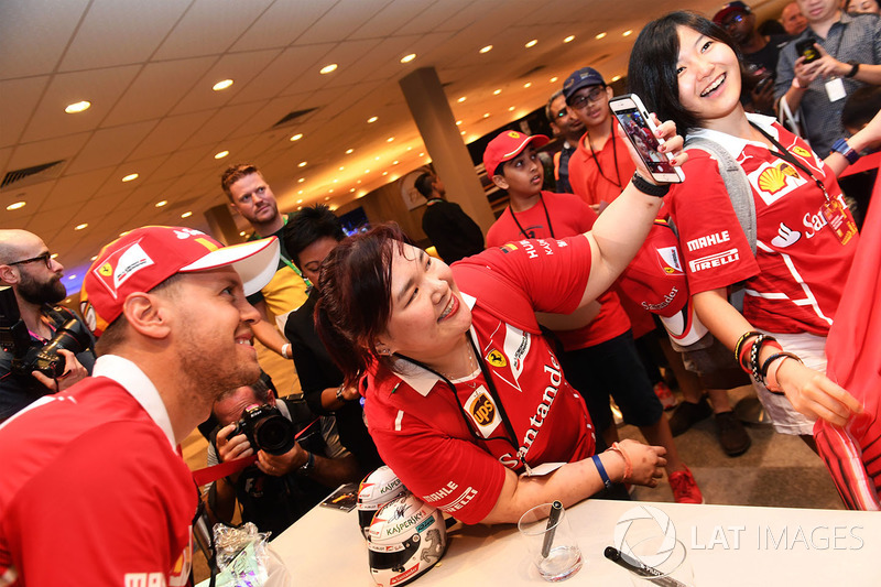 Sebastian Vettel, Ferrari fans selfie