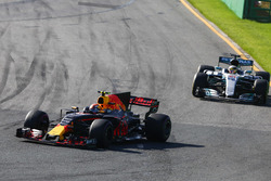 Max Verstappen, Red Bull Racing RB13 y Lewis Hamilton, Mercedes AMG F1 W08