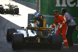 Des commissaires assistent Jolyon Palmer, Renault Sport F1 Team RS17, après son crash