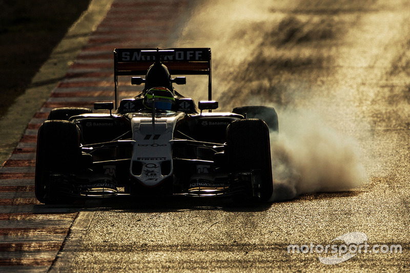 1. Sergio Perez, Sahara Force India F1 VJM09 locks up under braking