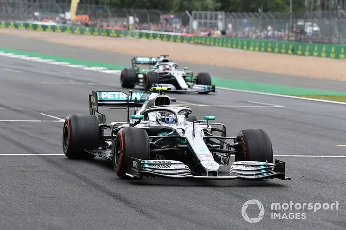 Valtteri Bottas, Mercedes AMG W10, e Lewis Hamilton, Mercedes AMG F1 W10, provano la partenza alla fine della sessione