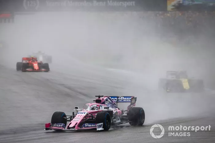 Después de la segunda vuelta, apareció el primer safety car: Sergio Pérez estrelló el Racing Point, presagiando otros accidentes