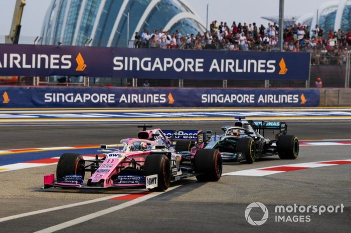 Sergio Pérez, Racing Point RP19 y Lewis Hamilton, Mercedes AMG F1 W10 