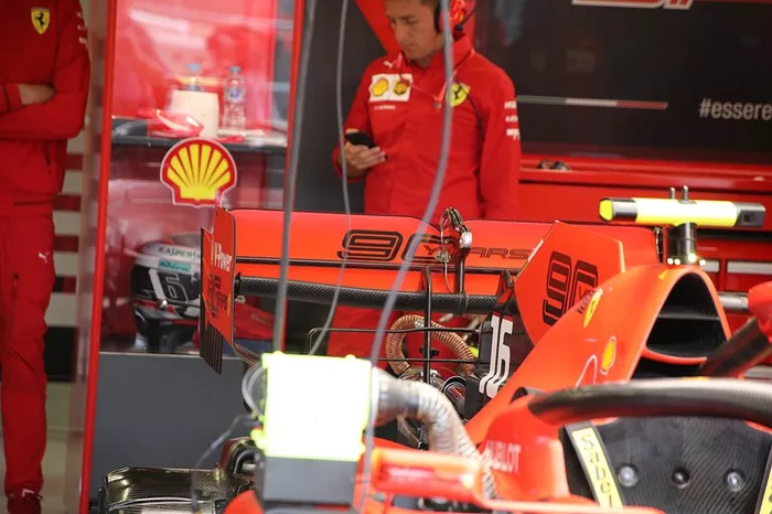 Charles Leclerc, detalle del alerón trasero de Ferrari SF90