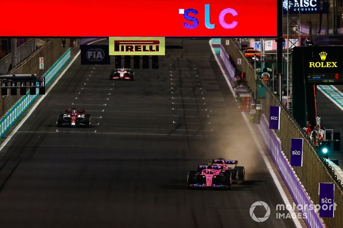 Esteban Ocon, Alpine A522, lucha con Fernando Alonso, Alpine A522, por delante de Valtteri Bottas, Alfa Romeo C42, Kevin Magnussen, Haas VF-22