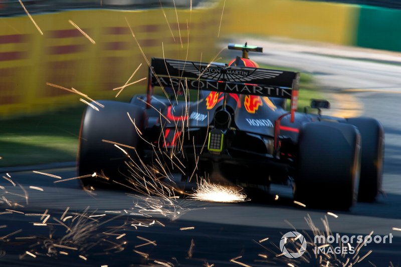 Pierre Gasly, Red Bull Racing RB15, solleva scintille