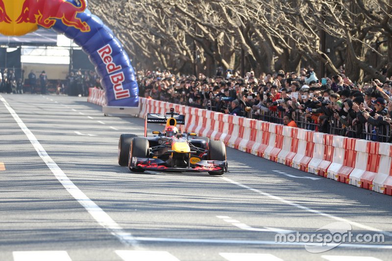 Red-Bull-Showrun in Tokio
