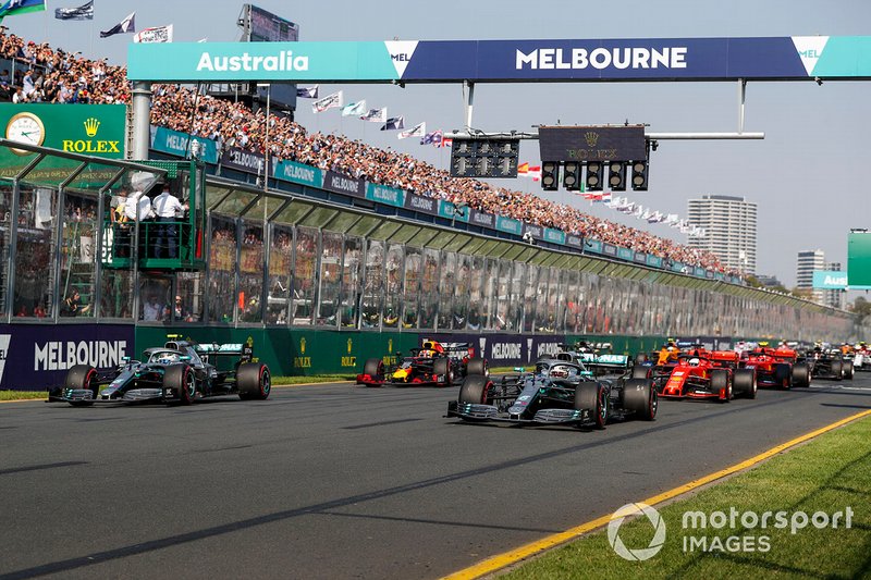 Valtteri Bottas, Mercedes AMG W10, Lewis Hamilton, Mercedes AMG F1 W10 al inicio