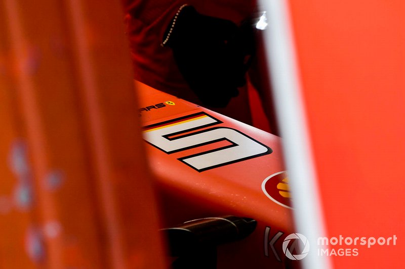 Dettaglio del numero sul musetto della monoposto di Sebastian Vettel, Ferrari SF90