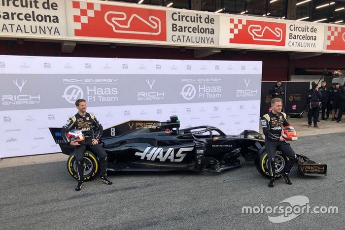 Kevin Magnussen, Haas F1 Team, Romain Grosjean, Haas F1 Team, con el nuevo Haas VF-19