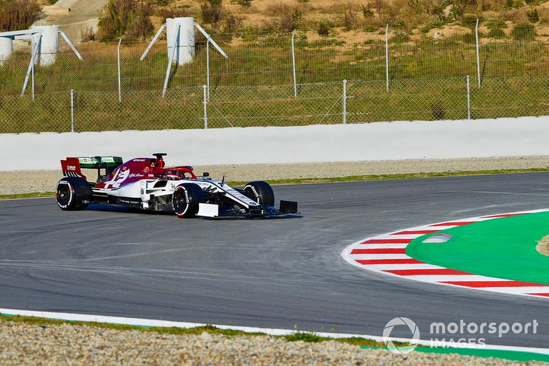 Kimi Raikkonen, Alfa Romeo Racing C38, va in testacoda e finisce nella sabbia, nella mattinata di apertura dei test