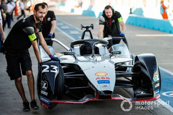 La monoposto di Sébastien Buemi, Nissan e.Dams, Nissan IMO1, viene spinta nel garage dal team, dopo aver colpito il muro