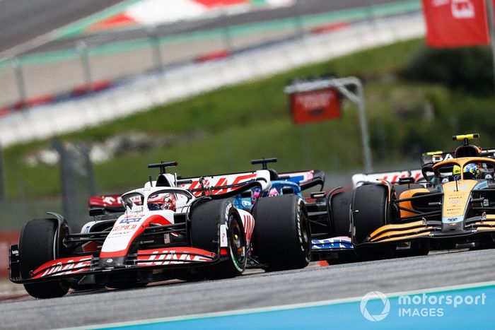 Kevin Magnussen, Haas VF-22, Lando Norris, McLaren MCL36