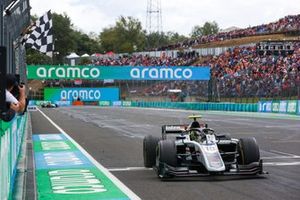 Le vainqueur Théo Pourchaire, ART Grand Prix prend le drapeau à damier