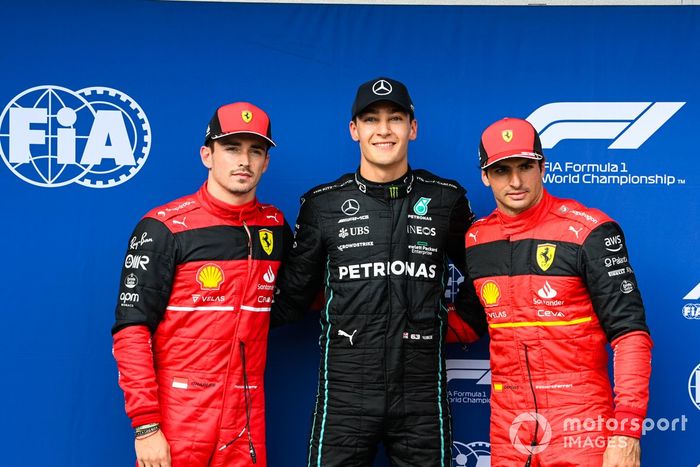 Los tres primeros clasificados: tercero Charles Leclerc, Ferrari, Ganador de la pole George Russell, Mercedes-AMG, segundo Carlos Sainz, Ferrari