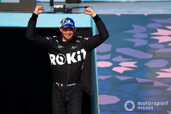 El ganador de la carrera, Edoardo Mortara, Venturi Racing, celebra en el podio