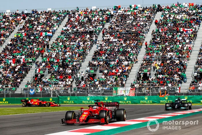 Charles Leclerc, Ferrari SF21, Lewis Hamilton, Mercedes W12, Carlos Sainz Jr., Ferrari SF21