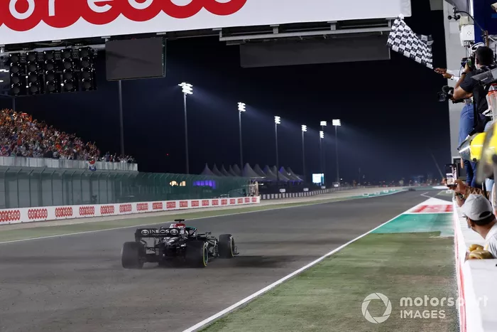Lewis Hamilton, Mercedes W12, toma la bandera a cuadros