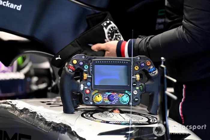 Volante del Mercedes W13