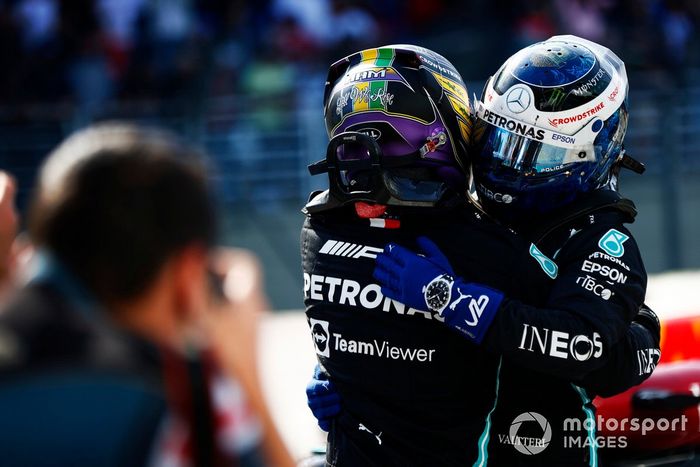 Ganador Lewis Hamilton, Mercedes, celebra en Parc Ferme con el tercer lugar  Valtteri Bottas, Mercedes