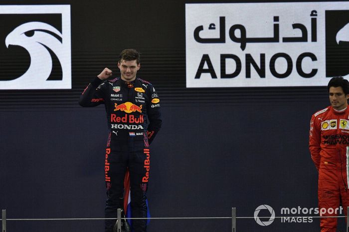 Podio: ganador y campeón del mundo Max Verstappen, Red Bull Racing, tercer lugar Carlos Sainz Jr., Ferrari