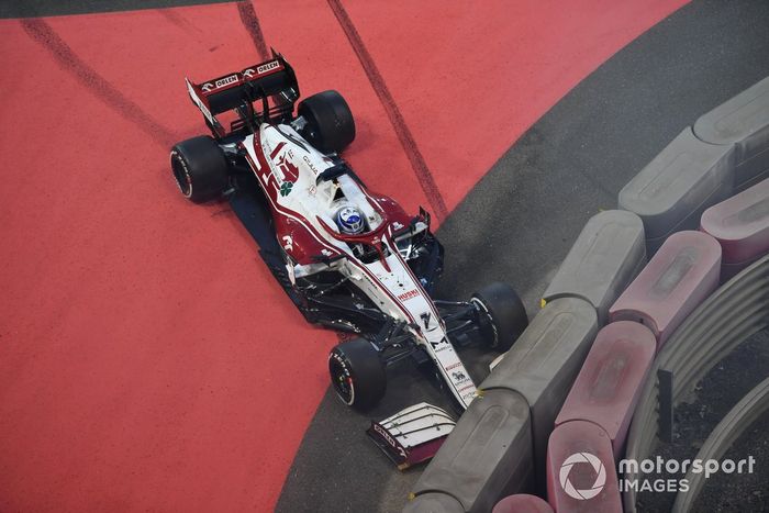 Kimi Raikkonen, Alfa Romeo Racing C41, hace un trompo y choca con una barrera