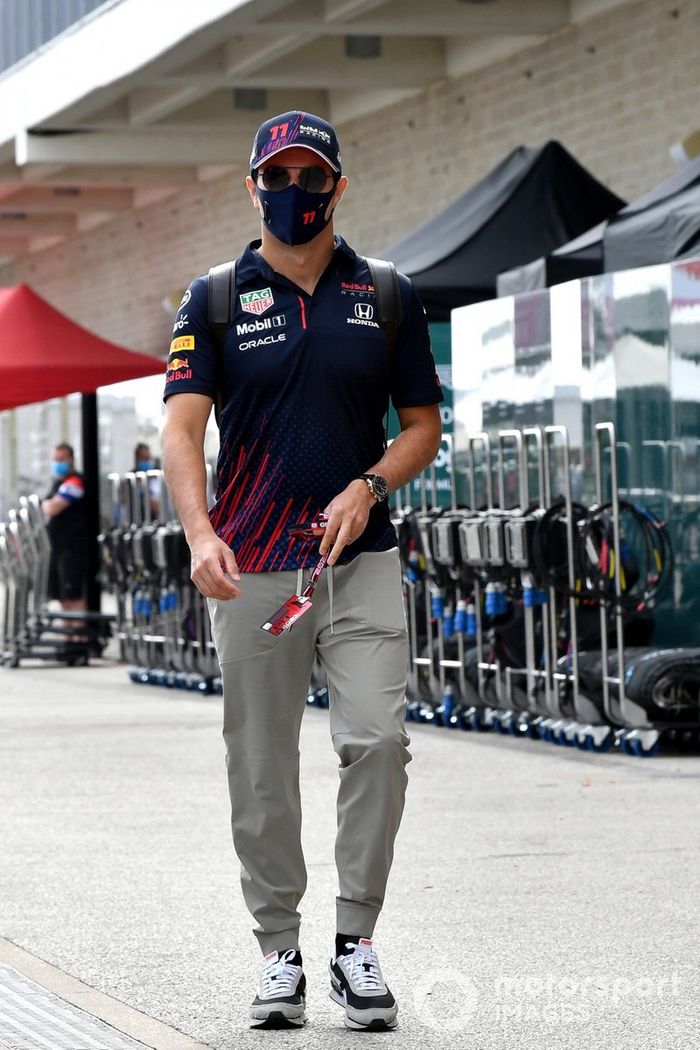 Sergio Pérez, de Red Bull Racing, habla con un miembro del equipo Aston Martin