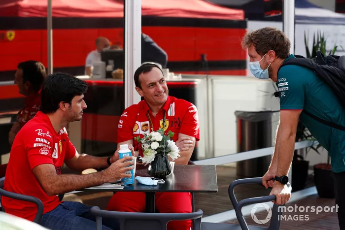 Carlos Sainz Jr., Ferrari saluda a Sebastian Vettel, Aston Martin