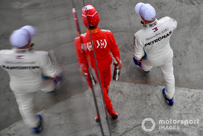 Sebastian Vettel, Ferrari et Valtteri Bottas, Mercedes AMG F1 dans le Parc Fermé