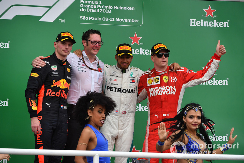 (Da sx a dx): Max Verstappen, Red Bull Racing, Andy Shovlin, Chief Engineer, Mercedes-AMG F1, Lewis Hamilton, Mercedes AMG F1 e Kimi Raikkonen, Ferrari, festeggiano sul podio con le ballerine di Samba