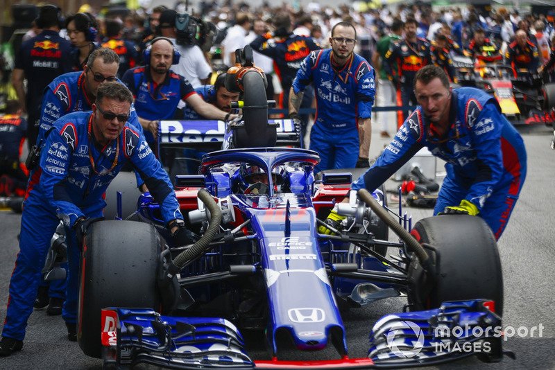 Pierre Gasly, Scuderia Toro Rosso STR13, arrive sur la grille avec ses mécaniciens