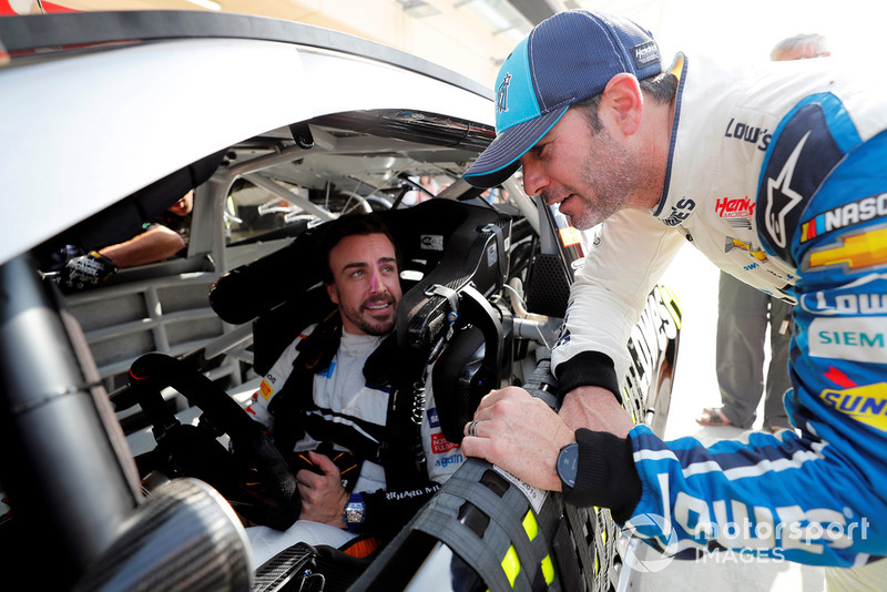 Fernando Alonso in de NASCAR en Jimmie Johnson  