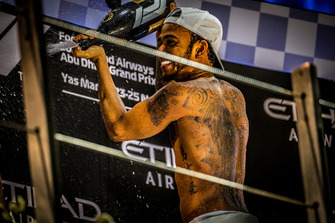 Lewis Hamilton, Mercedes AMG F1 W09 EQ viert de winst