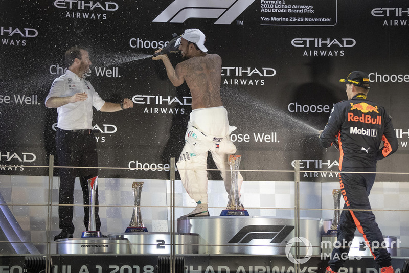 Bradley Lord, directeur de la communication de Mercedes, Lewis Hamilton, Mercedes AMG F1 et Max Verstappen, Red Bull Racing sur le podium