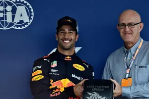 Daniel Ricciardo, Red Bull Racing met de Pirelli Pole Position Award 